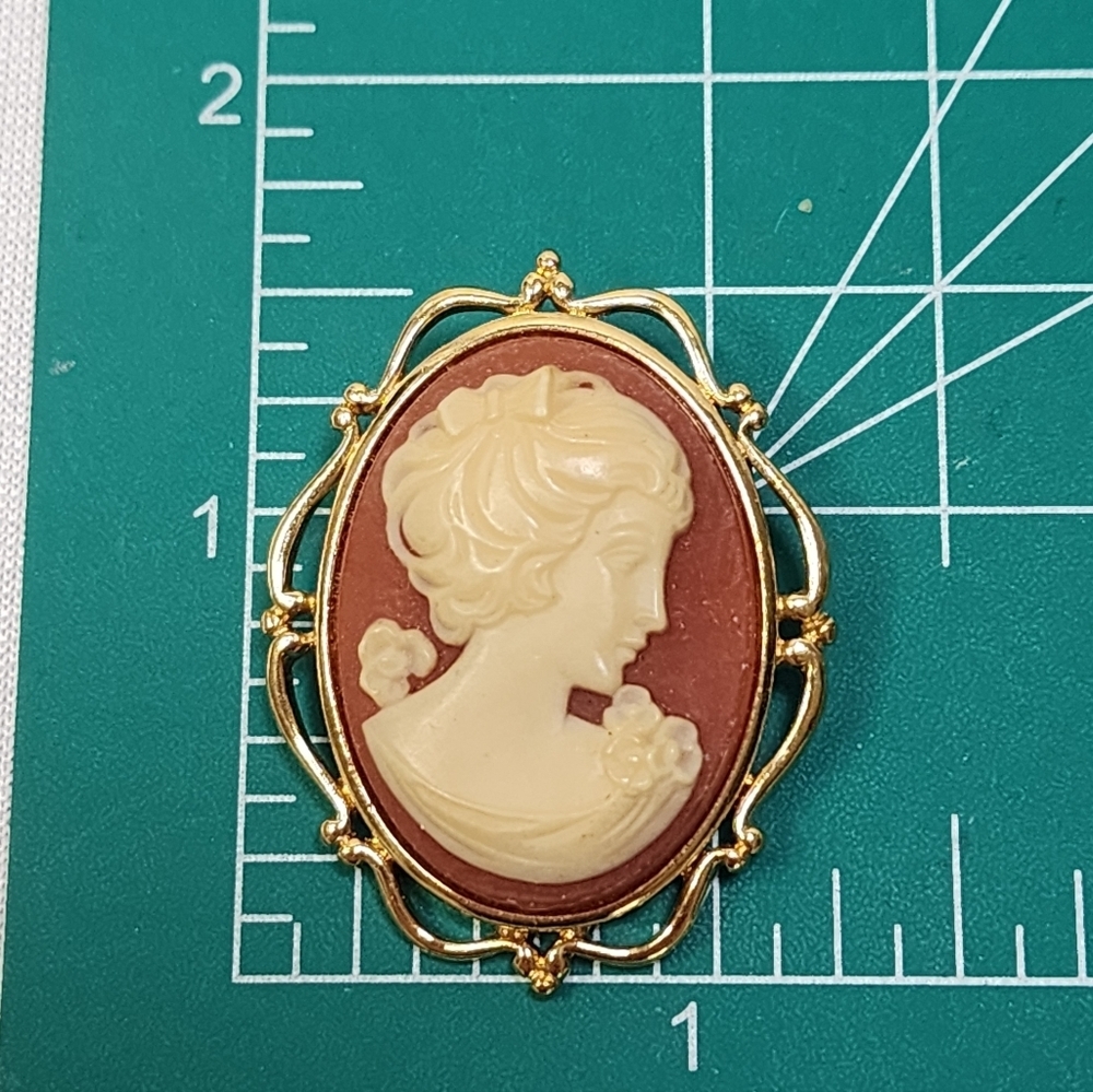 Crown Trifari Cameo Pendant or Brooch - Picture 4 of 8